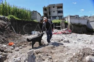 에콰도르의 지진: 집을 떠나지 않는 개