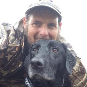 홍수에서 살아남기 위해 16시간 이상의 사투를 벌인 핏불